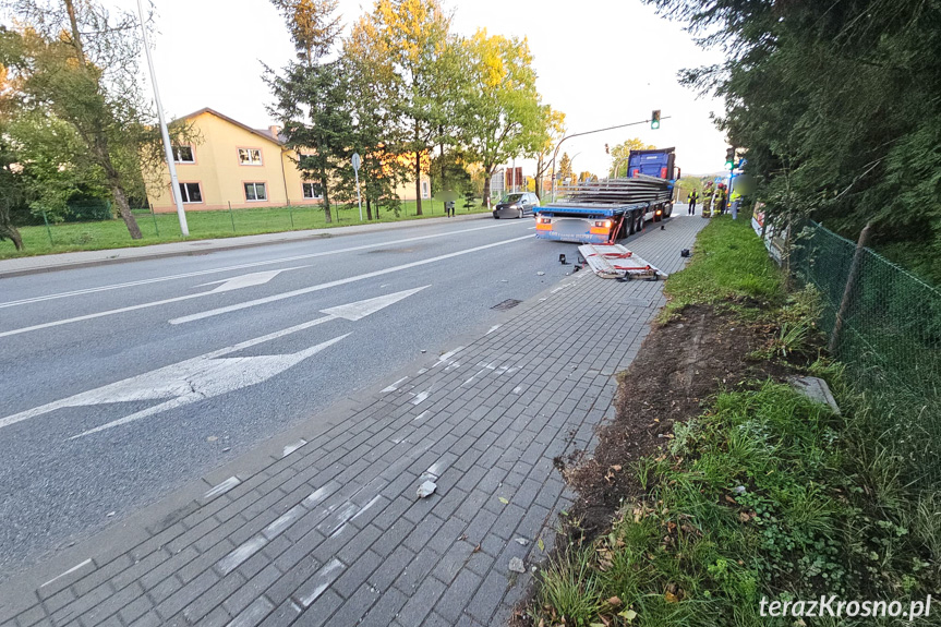 Krosno. Ładunek spadł z naczepy