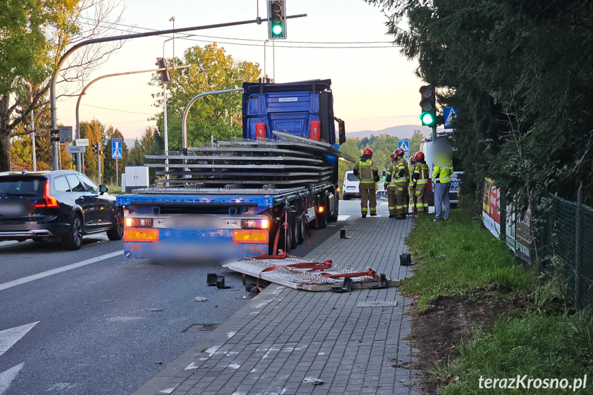 Krosno. Ładunek spadł z naczepy