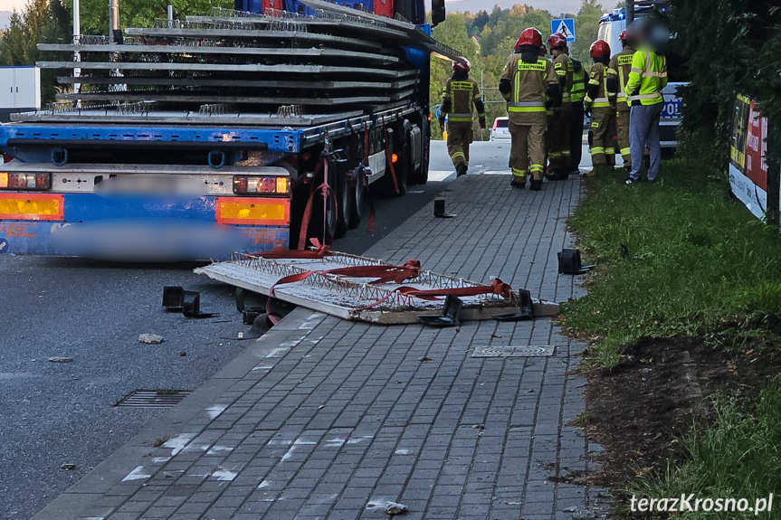 Krosno. Ładunek spadł z naczepy