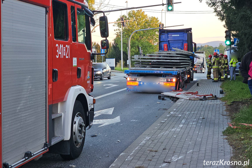 Krosno. Ładunek spadł z naczepy