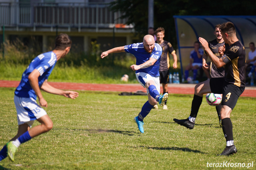 KS Pasja Krosno - UKS Guzikówka Krosno 3:2