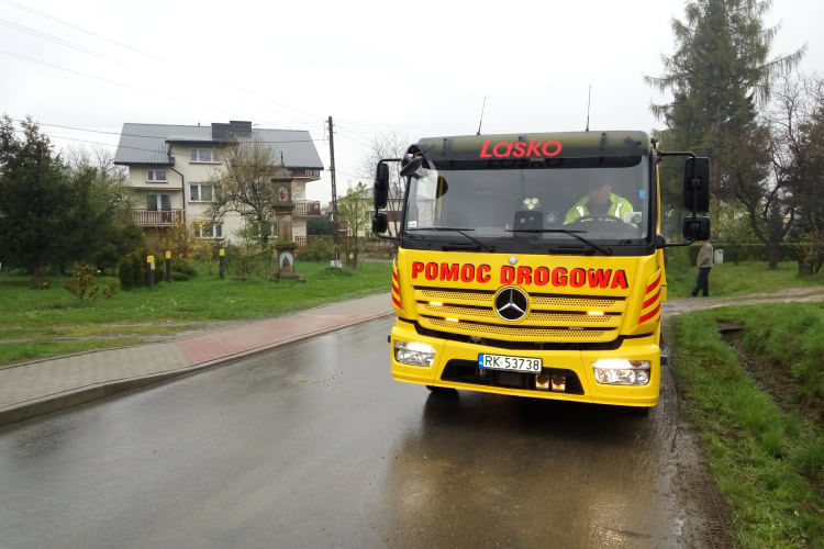 Kurier najechał na samochód osobowy z przyczepą