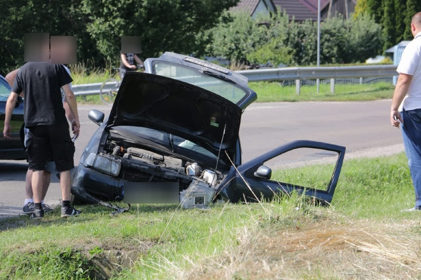 Ladzin. Volkswagen wjechał do rowu i uderzył w przepust