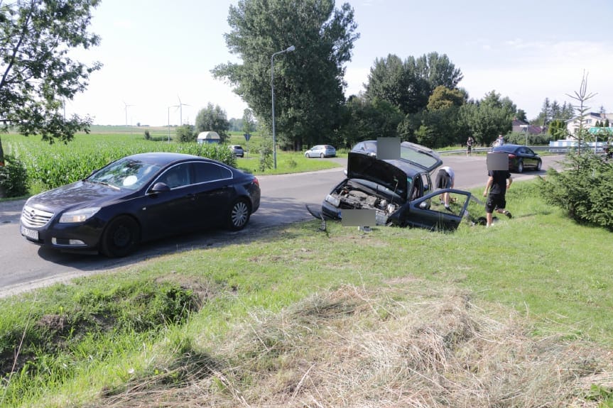 Ladzin. Volkswagen wjechał do rowu i uderzył w przepust