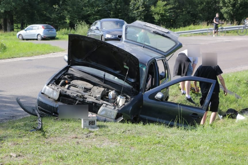 Ladzin. Volkswagen wjechał do rowu i uderzył w przepust