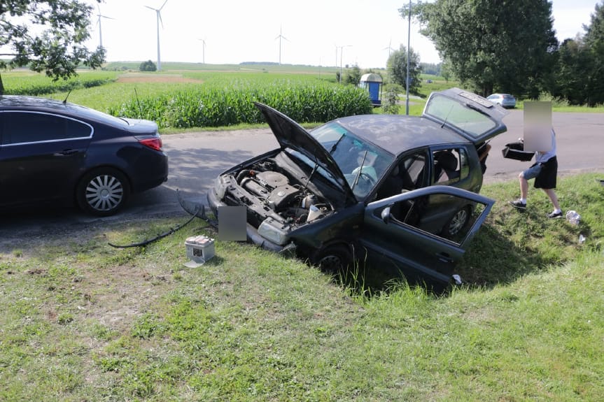 Ladzin. Volkswagen wjechał do rowu i uderzył w przepust