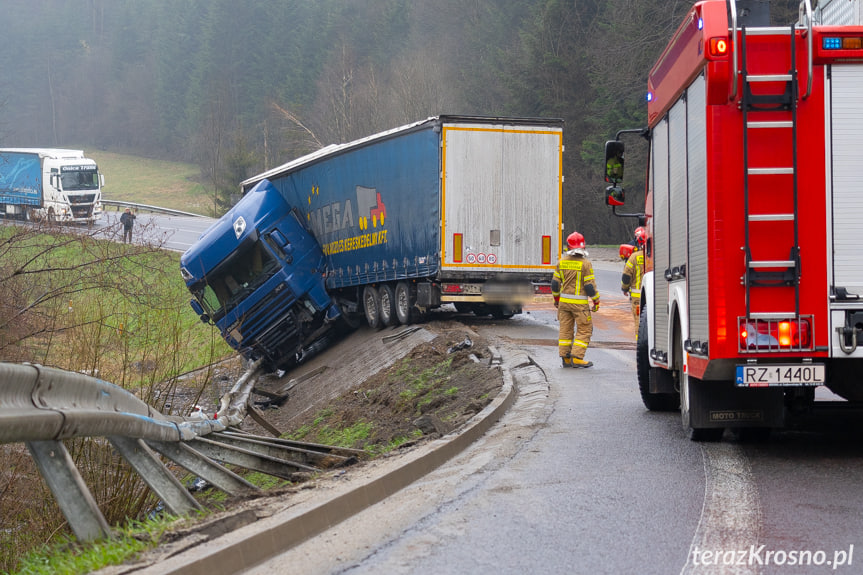 Lipowica. Tir zawisł nad skarpą