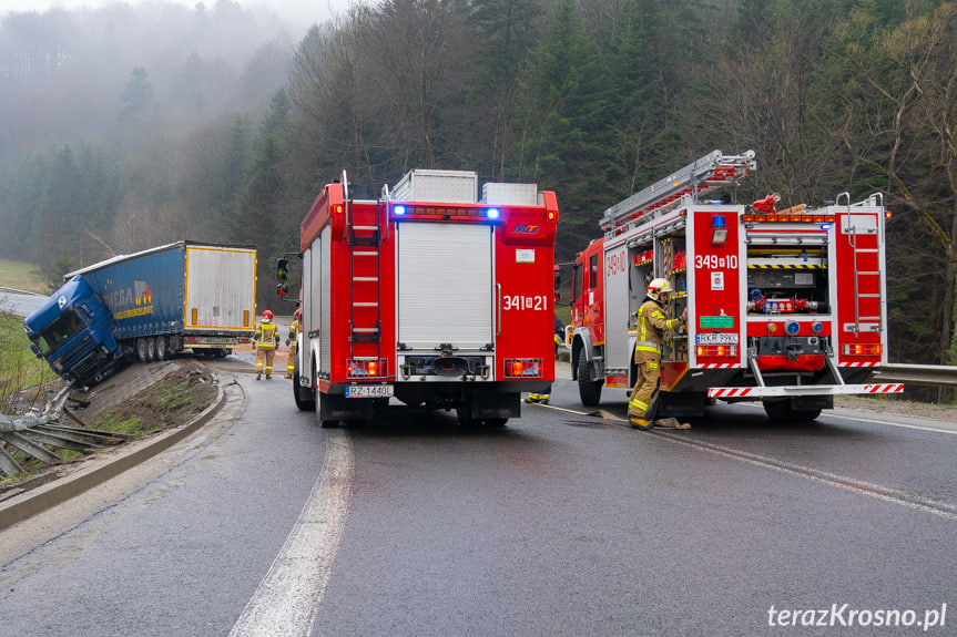 Lipowica. Tir zawisł nad skarpą