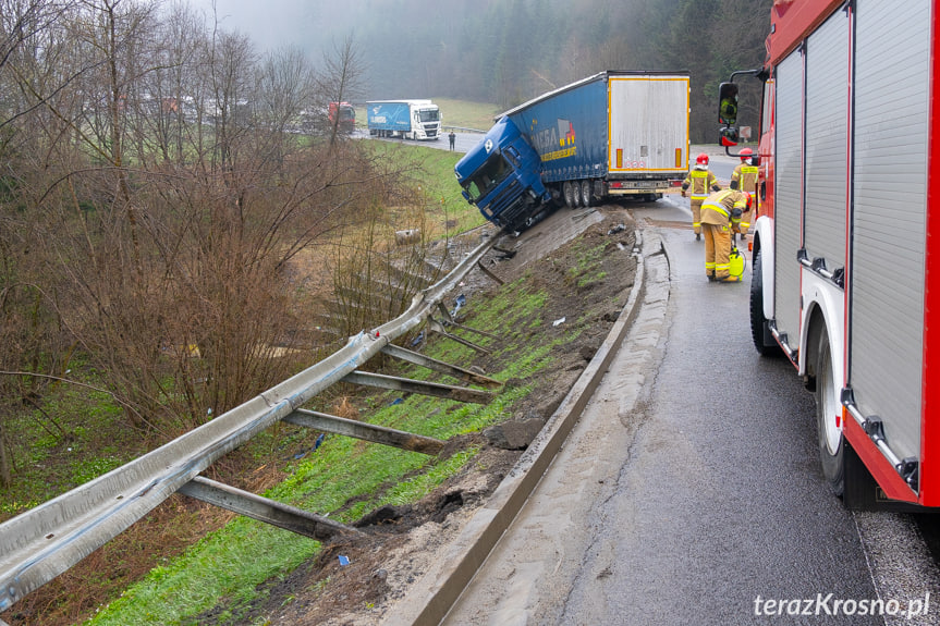 Lipowica. Tir zawisł nad skarpą