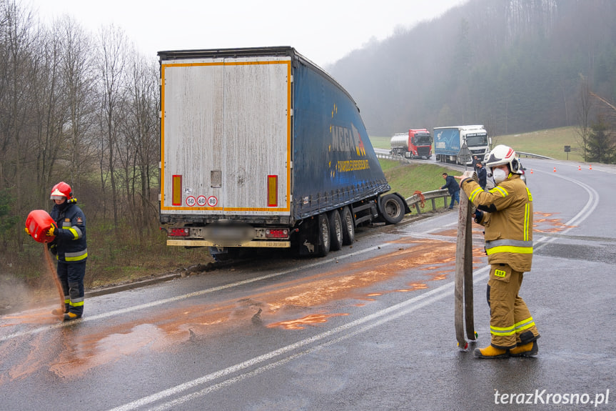 Lipowica. Tir zawisł nad skarpą