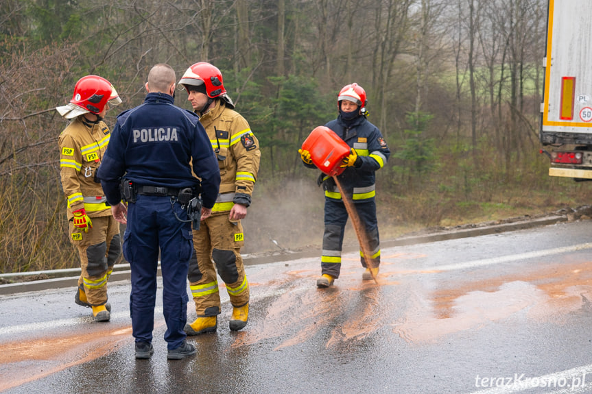 Lipowica. Tir zawisł nad skarpą