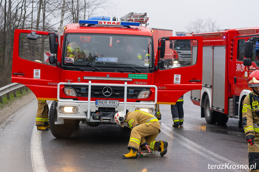 Lipowica. Tir zawisł nad skarpą