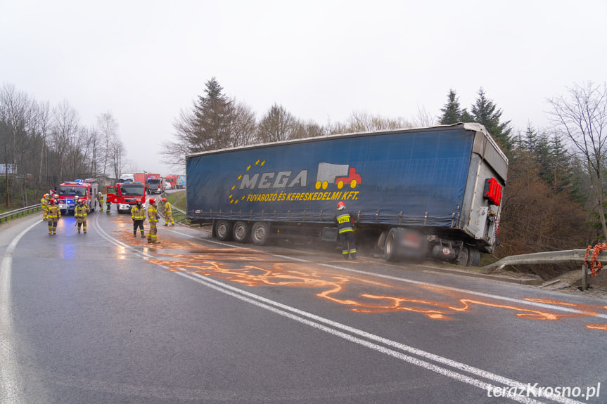 Lipowica. Tir zawisł nad skarpą