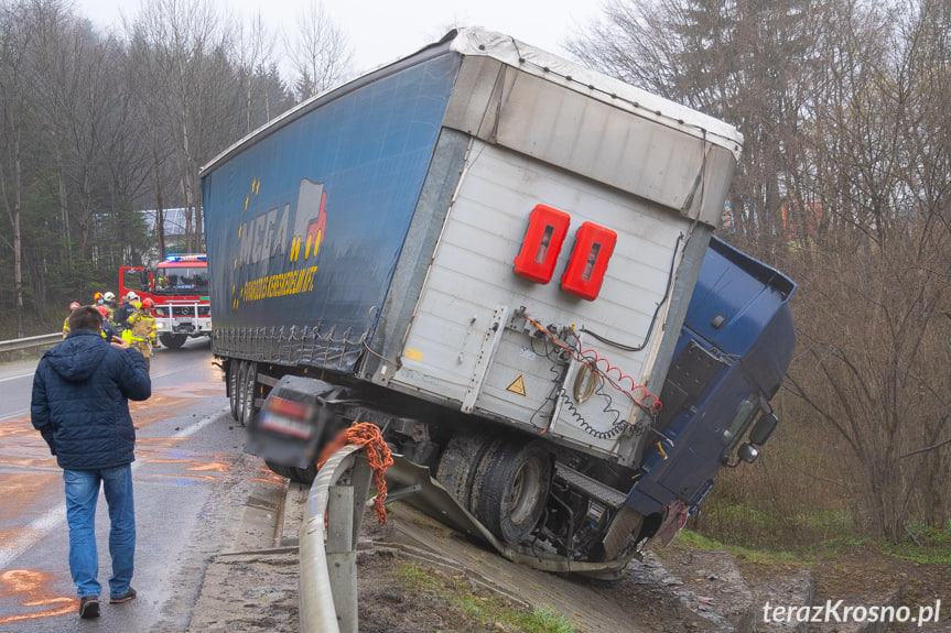 Lipowica. Tir zawisł nad skarpą