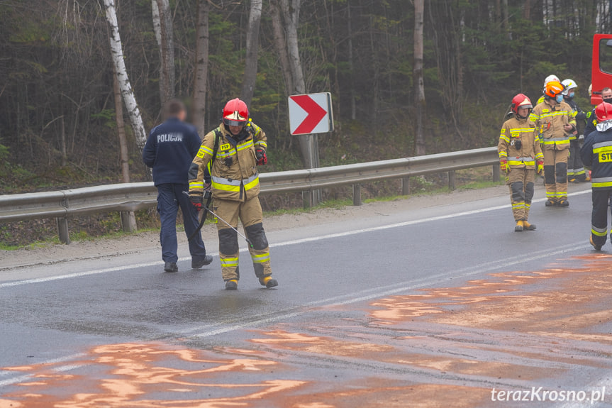 Lipowica. Tir zawisł nad skarpą