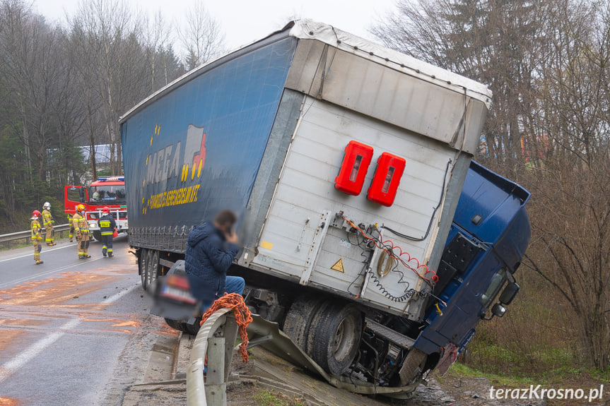 Lipowica. Tir zawisł nad skarpą