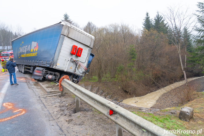 Lipowica. Tir zawisł nad skarpą