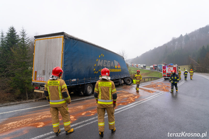 Lipowica. Tir zawisł nad skarpą