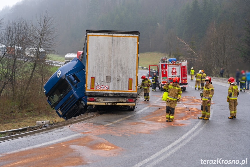 Lipowica. Tir zawisł nad skarpą