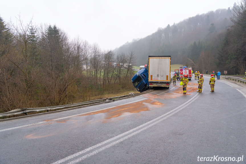 Lipowica. Tir zawisł nad skarpą