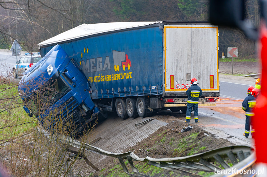 Lipowica. Tir zawisł nad skarpą