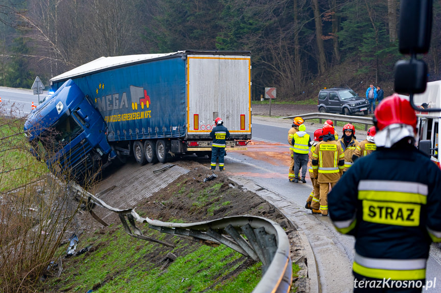 Lipowica. Tir zawisł nad skarpą