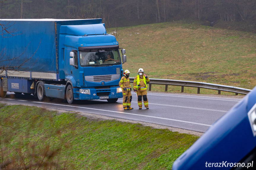 Lipowica. Tir zawisł nad skarpą