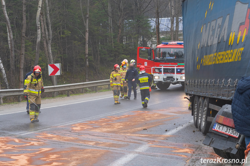 Lipowica. Tir zawisł nad skarpą