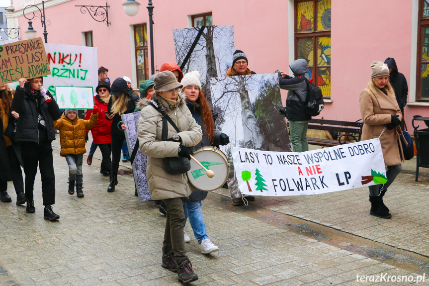 Marsz żałoby dla drzew w Krośnie