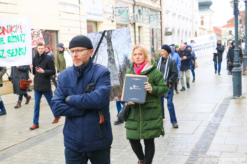 Marsz żałoby dla drzew w Krośnie