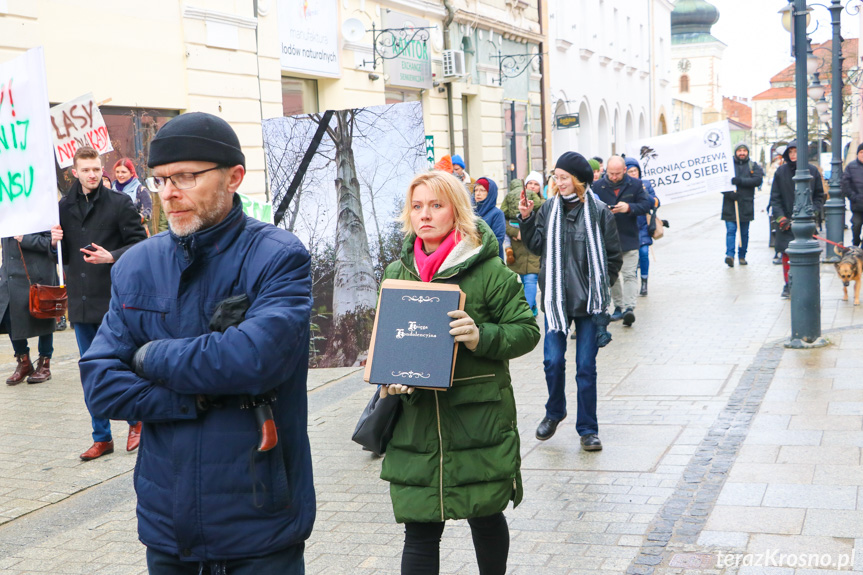 Marsz żałoby dla drzew w Krośnie