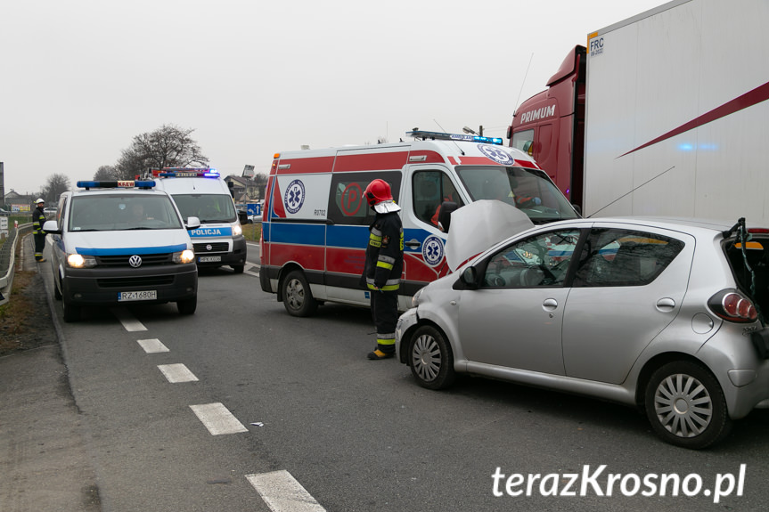 Miejsce Piastowe. Zderzenie tira i osobówek