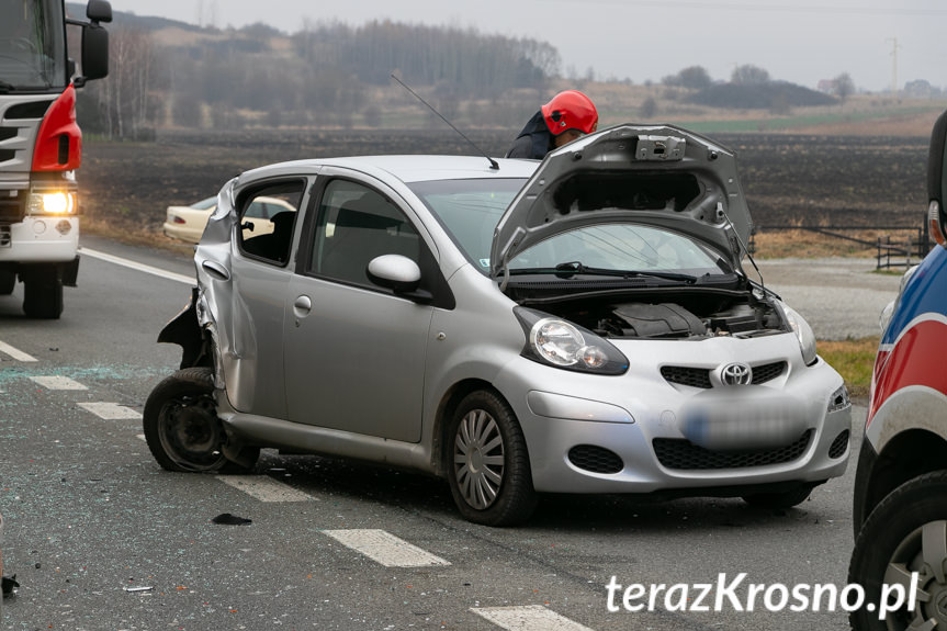 Miejsce Piastowe. Zderzenie tira i osobówek