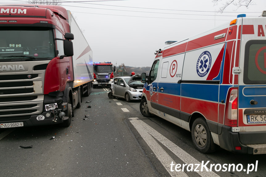 Miejsce Piastowe. Zderzenie tira i osobówek