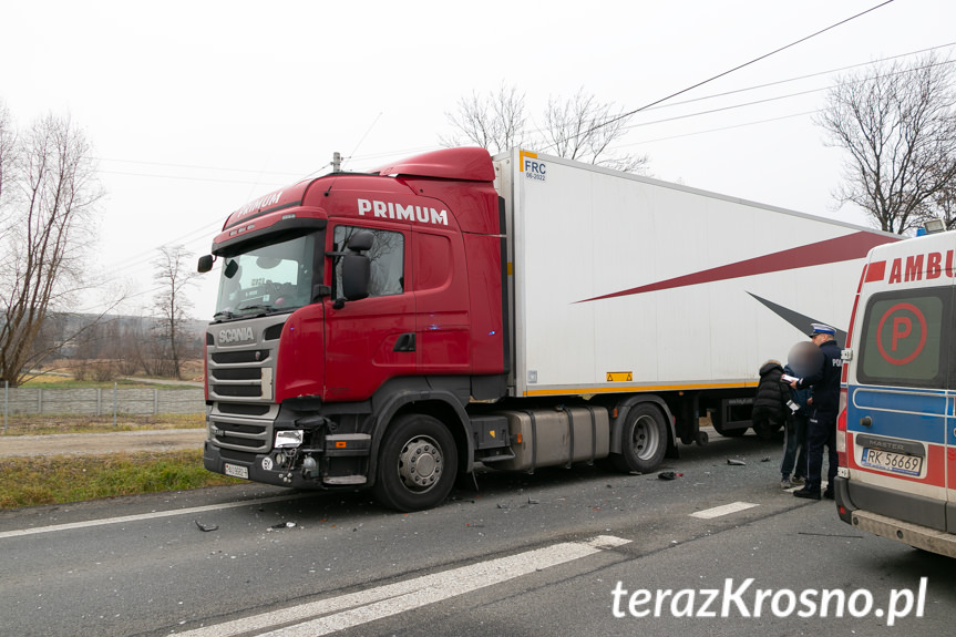 Miejsce Piastowe. Zderzenie tira i osobówek