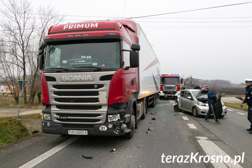 Miejsce Piastowe. Zderzenie tira i osobówek