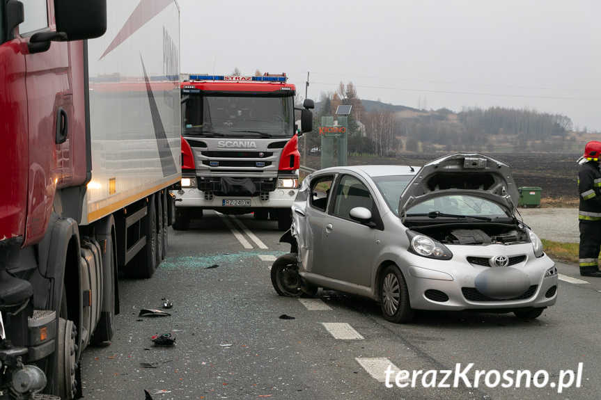 Miejsce Piastowe. Zderzenie tira i osobówek