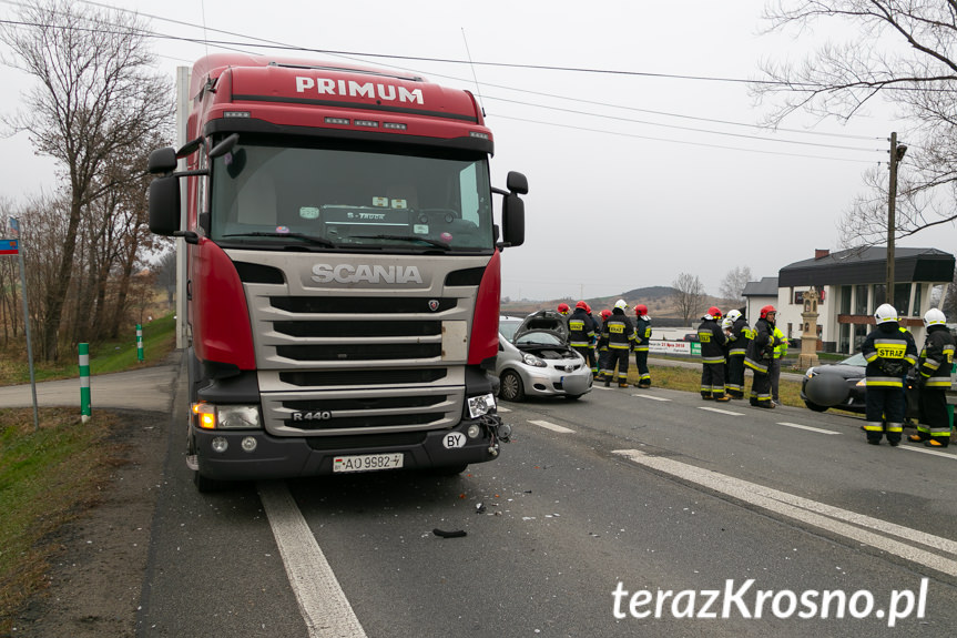 Miejsce Piastowe. Zderzenie tira i osobówek