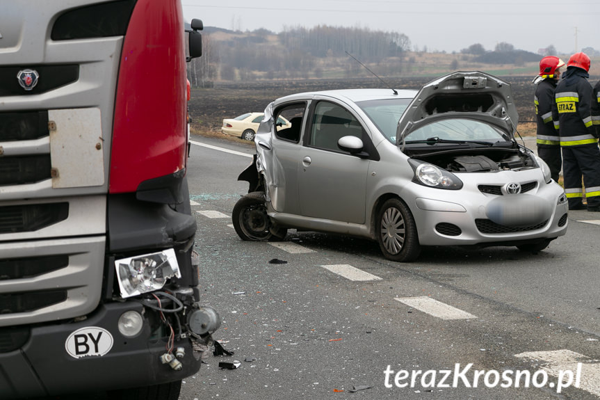 Miejsce Piastowe. Zderzenie tira i osobówek