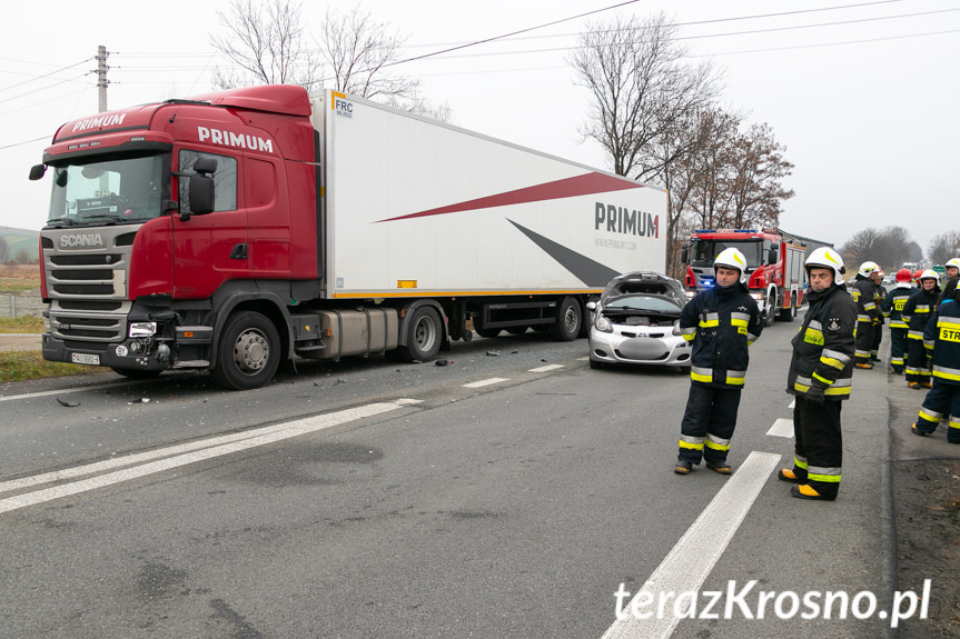 Miejsce Piastowe. Zderzenie tira i osobówek