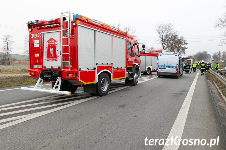 Miejsce Piastowe. Zderzenie tira i osobówek