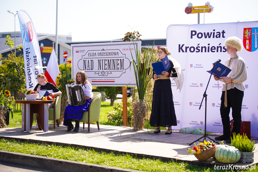 Narodowe Czytanie pod Starostwem Powiatowym w Krośnie