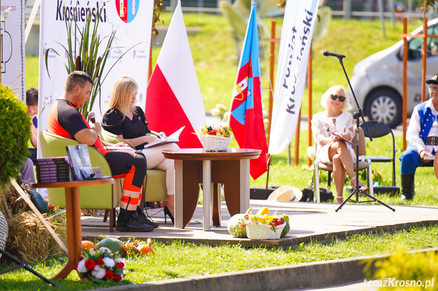 Narodowe Czytanie pod Starostwem Powiatowym w Krośnie