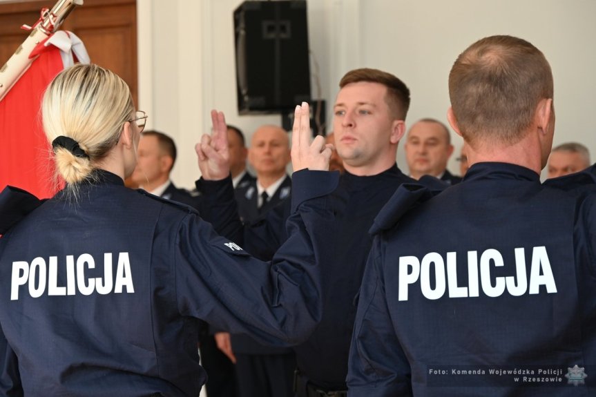 Nowi policjanci w szeregach policji