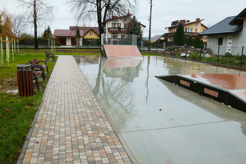 Nowy plac na odpoczynek i zabawę w Zręcinie