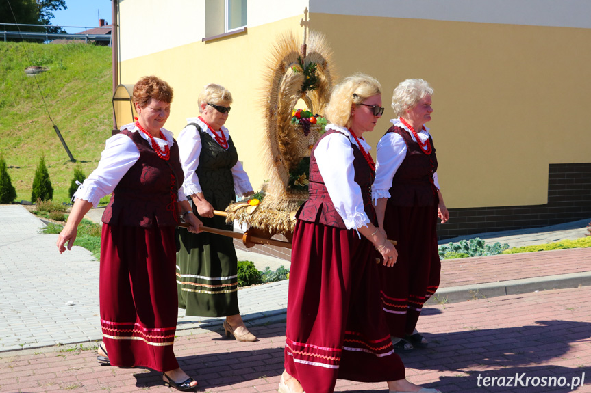 Objazd z wieńcem dożynkowym po Iskrzyni