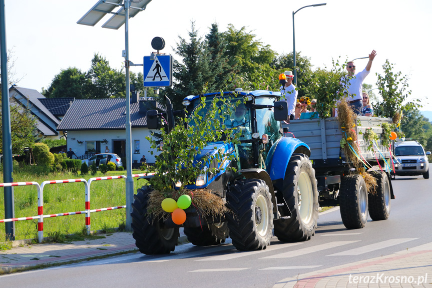 Objazd z wieńcem dożynkowym po Iskrzyni