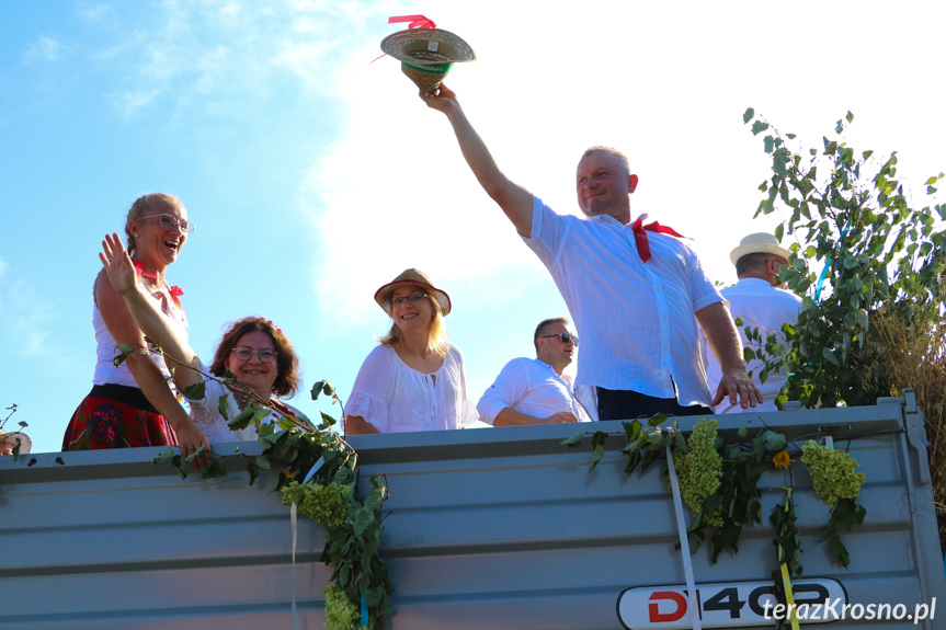 Objazd z wieńcem dożynkowym po Iskrzyni