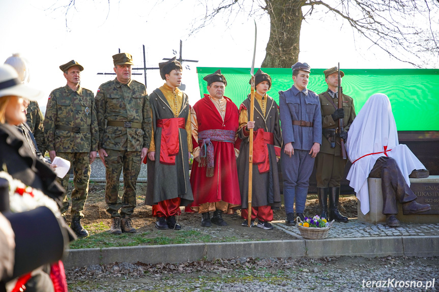 Odsłonięcie pomnika Ignacego Łukasiewicza w Zręcinie