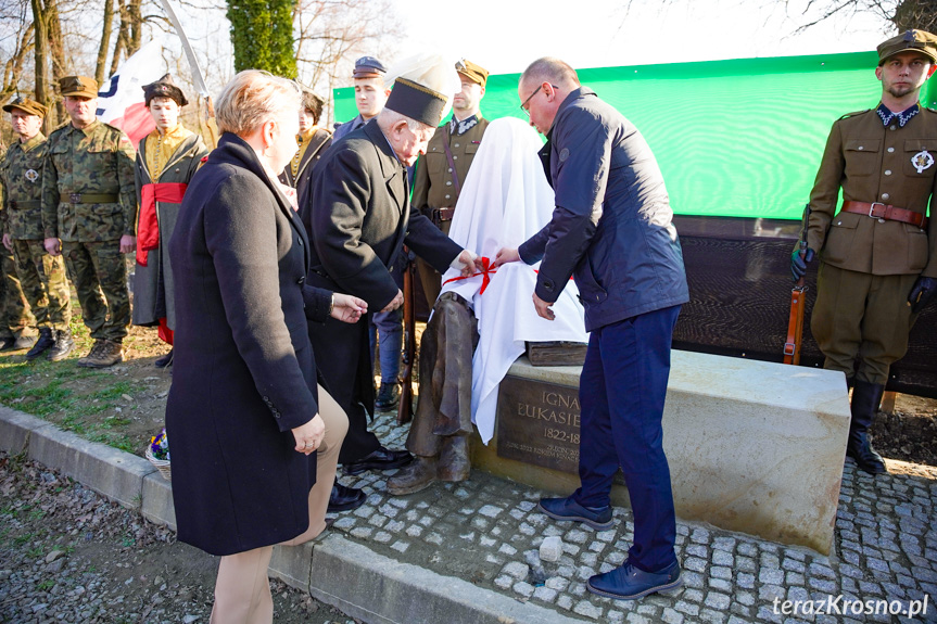 Odsłonięcie pomnika Ignacego Łukasiewicza w Zręcinie